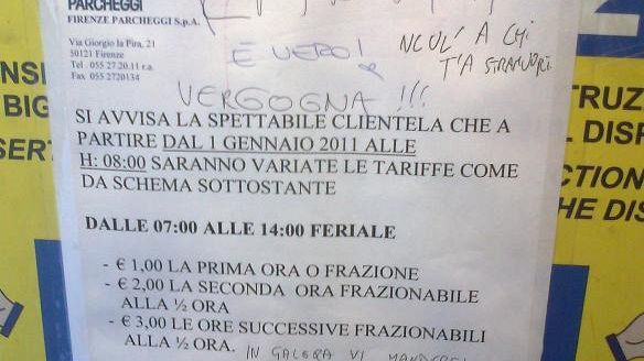 ''Ladri'' recita il cartello nel parcheggio sponsor del Maggio