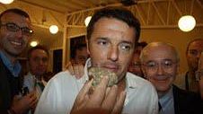A Matteo Renzi un bell'esemplare di tartufo bianco di San Miniato - Video -