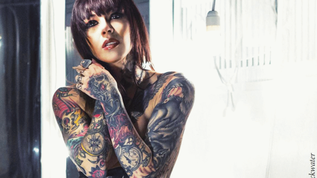 Dalla poesia ai tatuaggi: a “I Macelli no theater” lo spettacolo oltre i generi