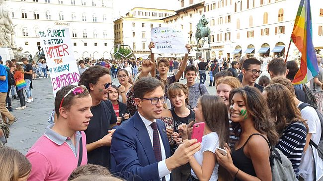 Nardella contestato ma benedice la piazza: