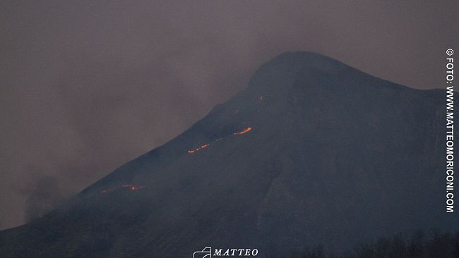 Incendio sul Monte Prana, a Camaiore