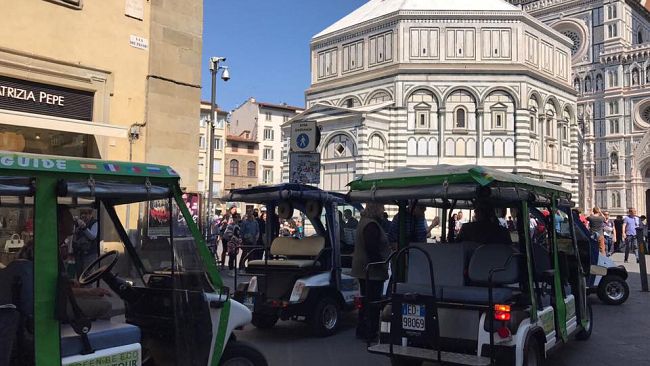 Firenze, smart e turistica: ma non tollera risciò elettrici e velocipedi