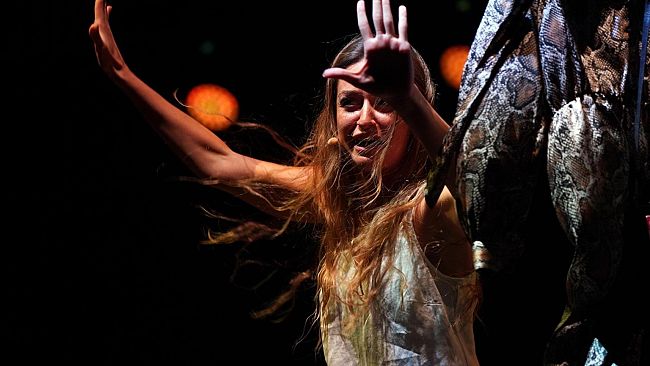 Un’unica attrice per quattro storie di piccole grandi donne