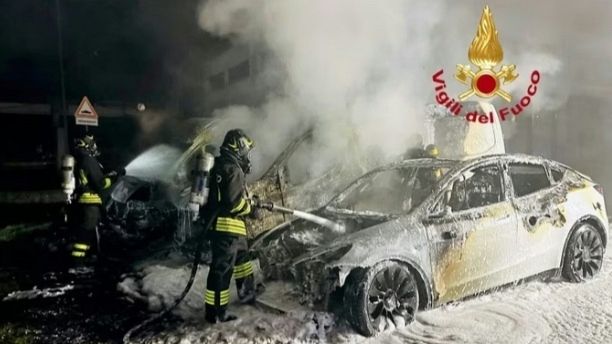 Fuoco a Sesto Fiorentino, distrutti due furgoni e un'auto 