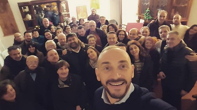  In chat con il Comune, oppure il sindaco offre l'apericena