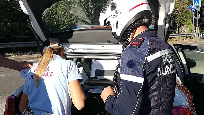 Raffica di infrazioni con lo scooterone: dovrà ridare l'esame di guida 