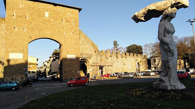 Porta Romana: minorenne alla guida di un suv Bmw rubato