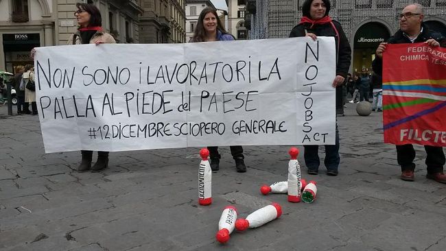 Cgil, verso lo sciopero generale Flash Mob a Firenze tra i birilli