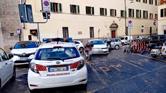 Via dei Pecori: ubriaco in scooter in zona pedonale