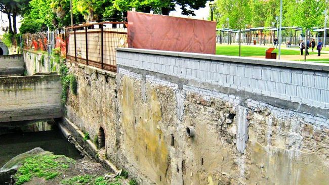 Nuovo Teatro, dietro la piazza scenografica il fosso nascosto