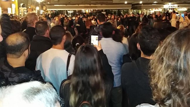 Piazza Repubblica: artista di strada entusiasma il pubblico 