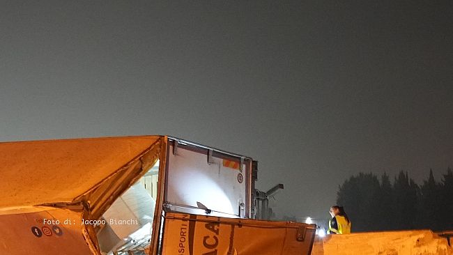 Fipili, camion ribaltato nella notte: le foto