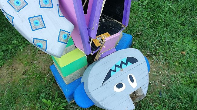 Frantumato il robot di legno che fa studiare i bambini