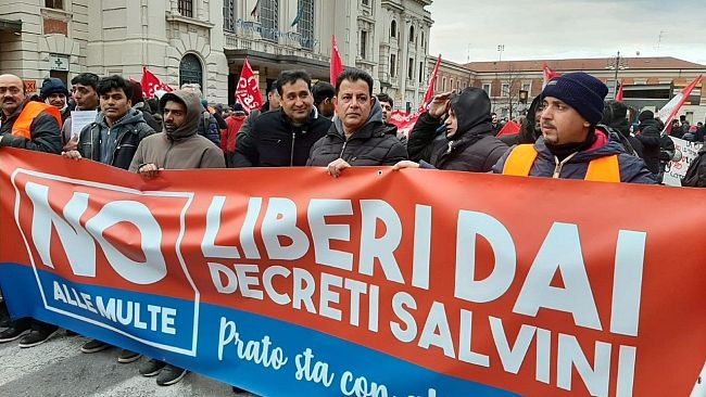 Prato: corteo dei Sì Cobas in piazza del Comune dove la polizia non stava presidiando