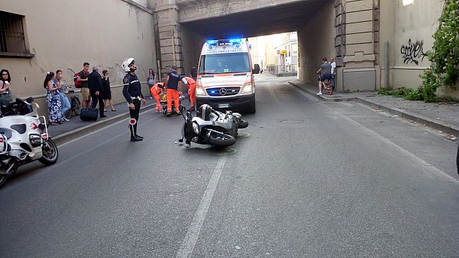 Pota le piante e fa cadere un cavo della Telecom: due scooteristi a terra