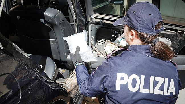 Nascosti 55 kg di hashish in una vecchia Mercedes nera