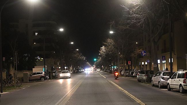 Ragazza investe una donna  nella notte e scappa