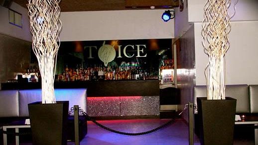 Si presenta all’ingresso del Twice pretendendo di entrare gratis