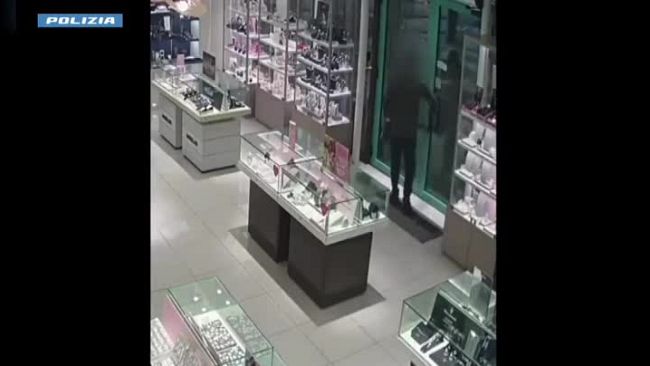 Rapina in una gioielleria a Firenze, due arresti