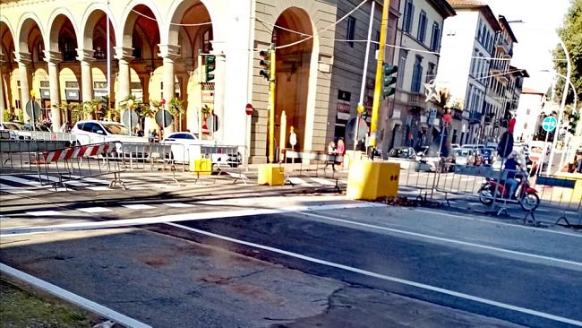 Fa un incidente e non si ferma, chi guidava quel taxi?