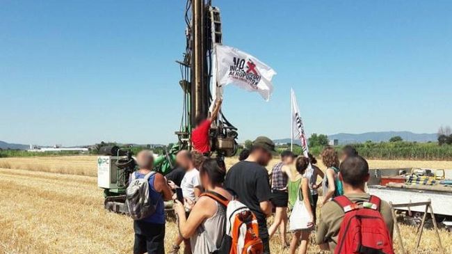 Blitz contro la nuova pista dell'Aeroporto nella piana di Firenze