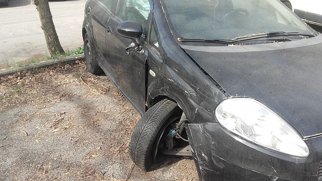 Degrado urbano sulla collina di Firenze: auto rubate e abbandonate