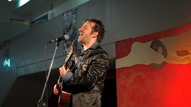 Locali versus ospiti: Peppe Voltarelli nella palestra del carcere