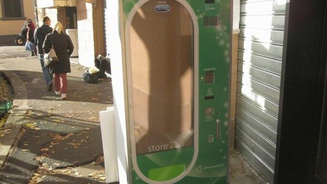 Cade distributore di profilattici: passante si frattura una gamba