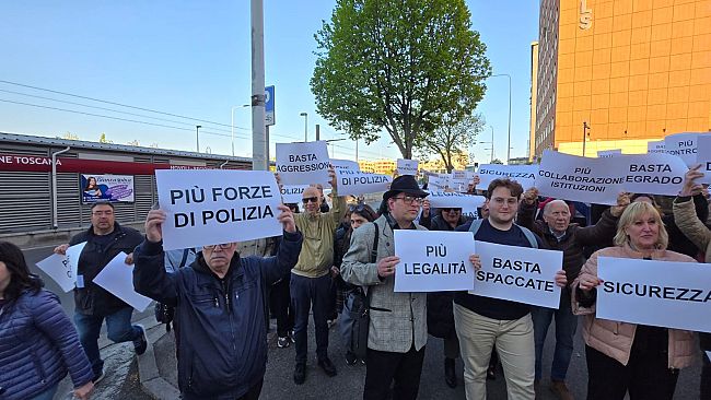 200 persone alla manifestazione davanti a Esselunga per la sicurezza