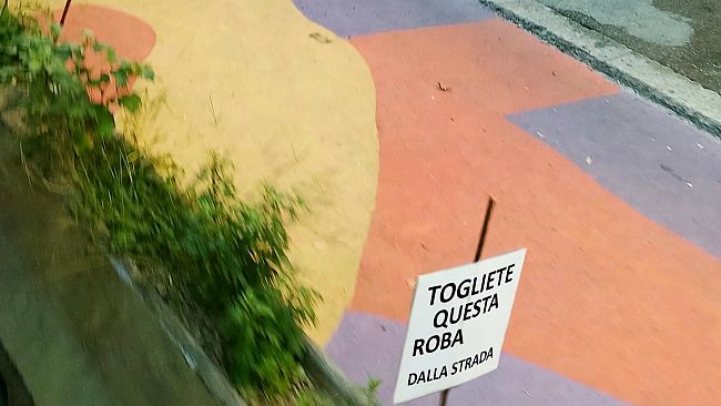 Fioriere e barriere di cemento in via Pacinotti, negozianti infuriati