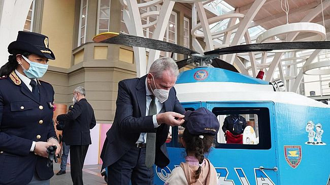 La Polizia regala un sorriso ai bambini del Meyer