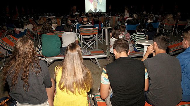 La spiaggia è by night con “Lido Cinemare”