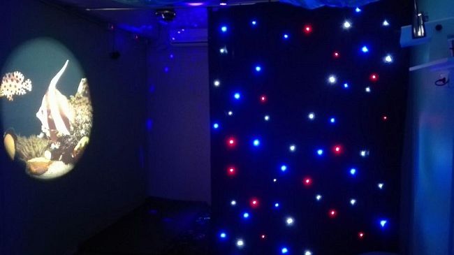 Una stanza che aiuta i disabili con luci, colori, musiche e profumi