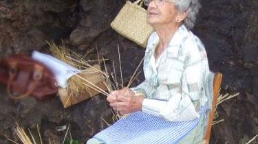 Rapinano colpendola al volto ed immobilizzandola anziana donna all'Isolotto