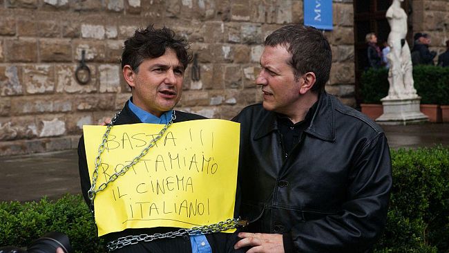 Show di Paci sotto Palazzo Vecchio per il film 'Una vita da sogno'