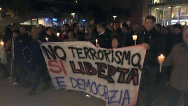 Un minuto di silenzio in ricordo delle vittime di Parigi