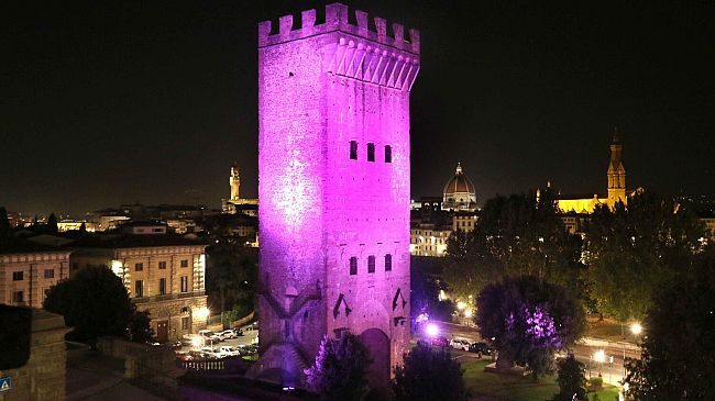 Mese dedicato al tumore al seno, le porte storiche si colorano di rosa