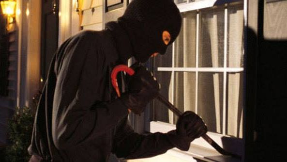 Incappucciato tenta colpo in palazzo storico