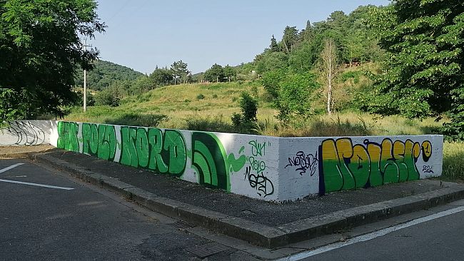 I graffiti dei giovani di San Polo sui muri del campo sportivo
