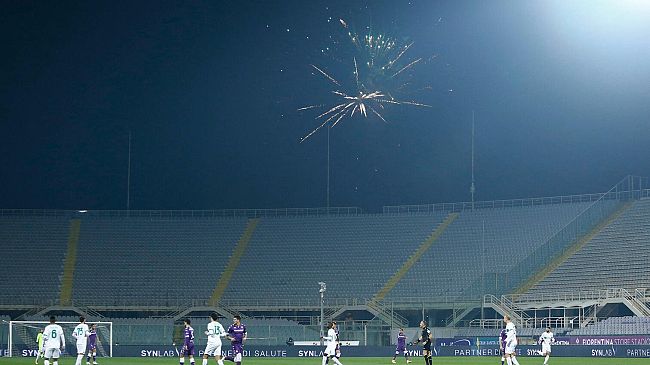I fuochi d'artificio dei tifosi commuovono Rocco