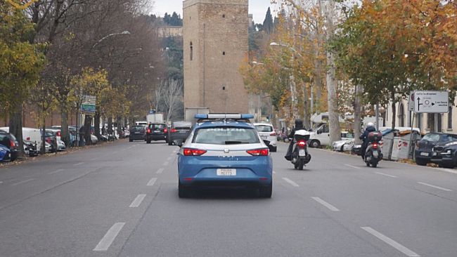 Prende a morsi il commesso che lo aveva sorpreso a rubare