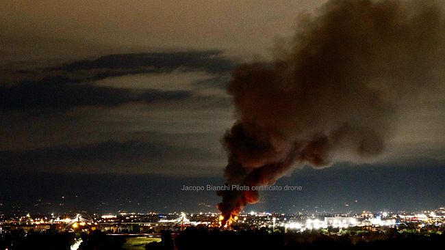 Incendio di notte a Quaracchi, le foto
