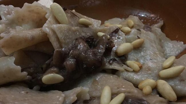 Si mangia con un mestolo di legno e con le mani a San Quirico d’Orcia