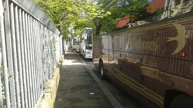 Pullman di ragazzi in fiamme, salvi 44 alunni