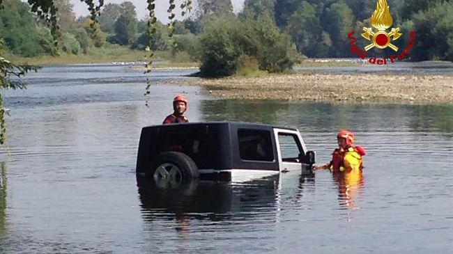 Vuole guadare il fiume con il fuoristrada, poi chiede aiuto 