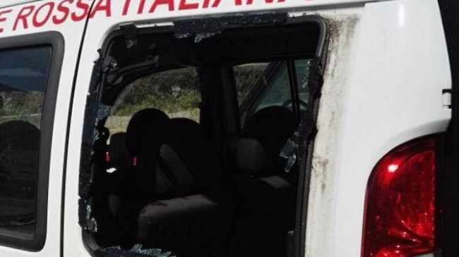 Vandali sui mezzi CRI: migliaia di euro di danni e sospensione del servizio