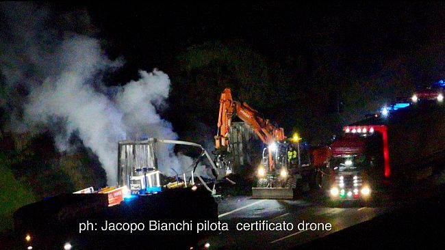 Code sulla A1 Milano-Napoli: le foto dell'autocarro in fiamme