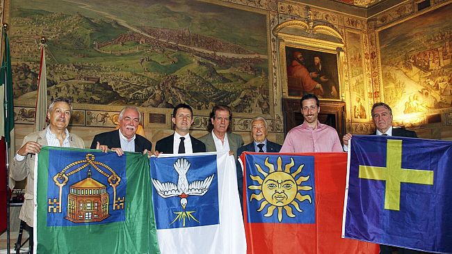 Consegnate al Sindaco le bandiere di combattimento dei quattro colori
