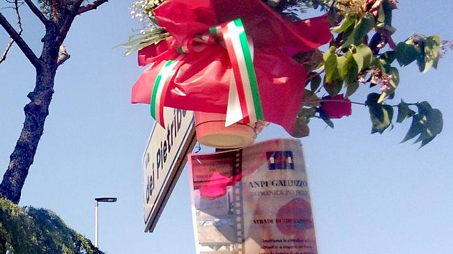 Donna e figlia minorenne aggredite per una maglia antifascista