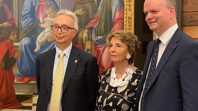 Uffizi, restaurata la Madonna con Bambino e Santi di Botticelli